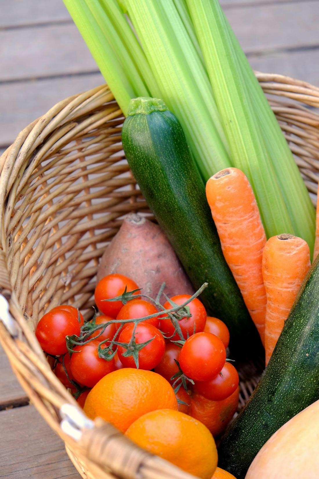 Carottes et légumes fraîchement cueillis