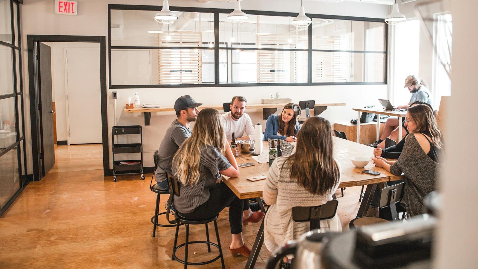 Une équipe qui déjeune ensemble au bureau