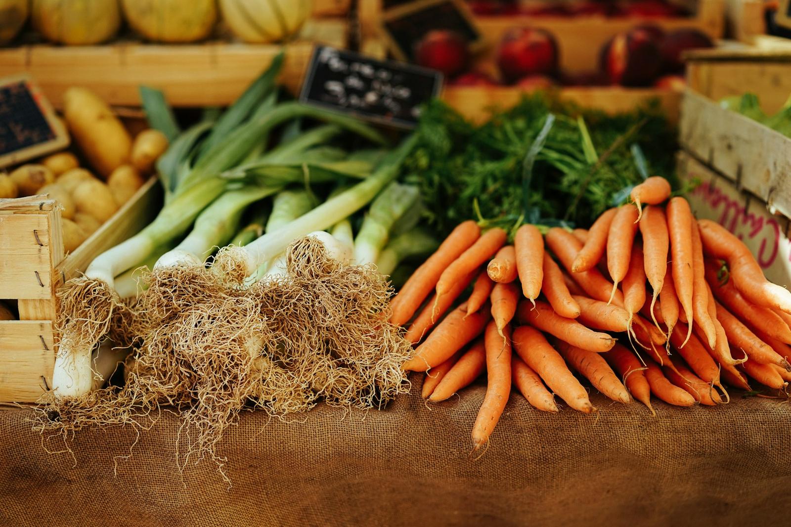 Poireaux et carottes fraîchement récoltés sur un étal