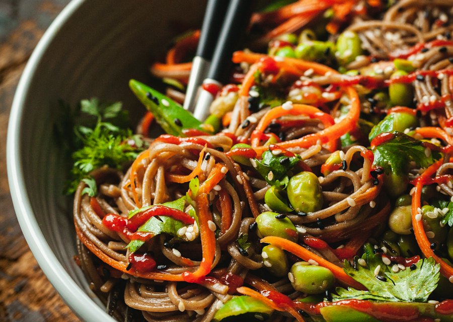 Légumes sautés à l'asiatique et nouilles de riz